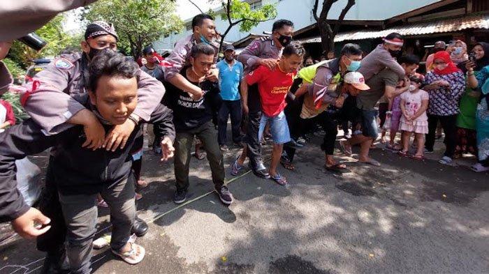 Ini Cara Polisi Rayakan Hari Bhayangkara Bareng Pedagang Pasar Soponyono Kota Surabaya