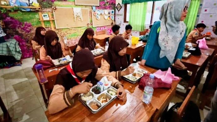 Siswa di Lamongan Nikmati MBG Nasgor, Makanan Favorit Presiden Prabowo yang Hari Ini Ultah