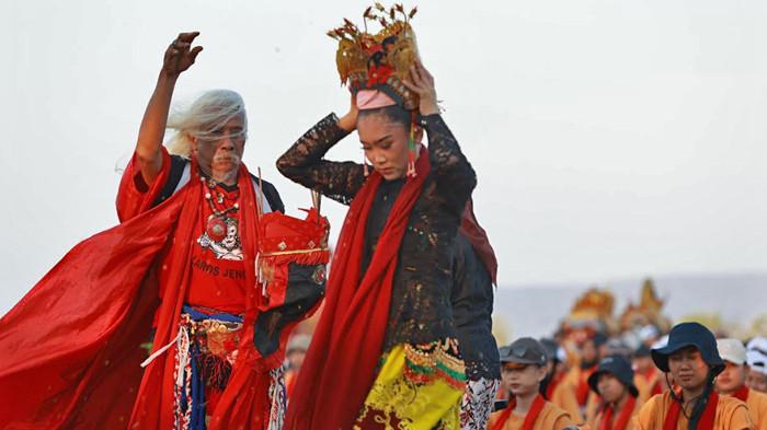 Pemkab Banyuwangi Gelar Ritual Meras Gandrung dan Festival Musik Perkusi di Event Gandrung Sewu 2025