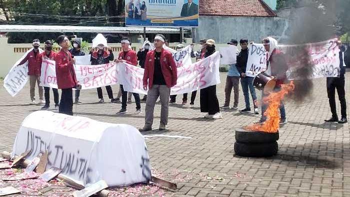 Bawa Keranda Jenazah dan Spanduk, Mahasiswa Universitas Muhammadiyah Madiun Tuntut Rektor Dicopot
