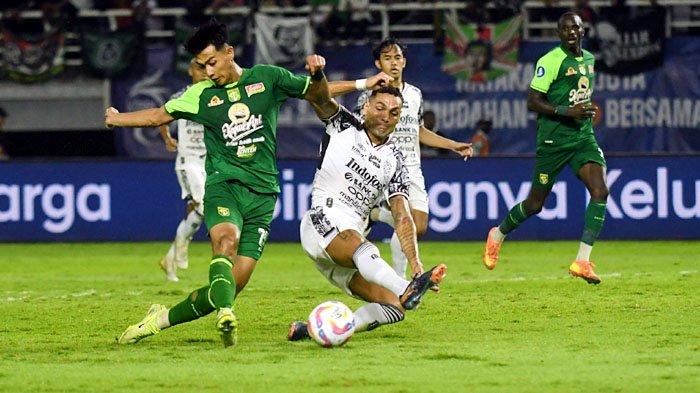 KEHORMATAN BESAR - Winger Persebaya, Malik Risaldi melepaskan tendangan ke gawang Bali United pada laga yang berlangsung di Stadion Gelora Bung Tomo (GBT) Surabaya pada Jumat (23/5/2025). Malik Risaldi  mendapat kehormatan besar, Ia gabung dalam skuad ASEAN All Star untuk menghadapi Manchester United (MU) dalam laga ekshibisi di Kuala Lumpur, Malaysia.