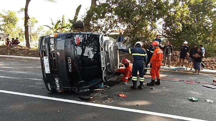 BREAKING NEWS Mobil Rombongan Steward Stadion GBT Asal Kediri Kecelakaan di Sambikerep Surabaya