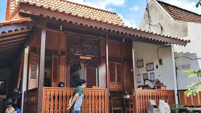 Museum mini di Desa Kemiren, Kecamatan Glagah, Kabupaten Banyuwangi yang menyimpan barang-barang berharga tentang kebudayaan dan tradisi Suku Osing.