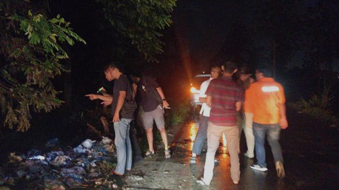 JASAD LANSIA TERBAKAR - Tim gabungan dari Polres Lamongan dan Polres Jombang saat melakukan penyisiran ke lokasi penemuan jasad perempuan lansia di hutan di area hutan Desa Lawak, Kecamatan Ngimbang, Kabupaten Jombang, Jawa Timur pada Senin (3/11/2025) malam.