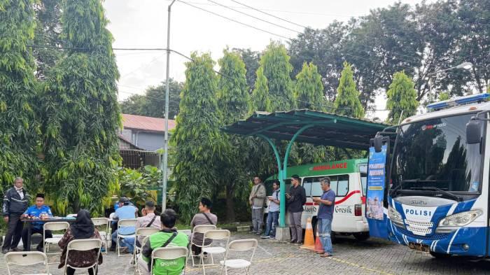NGABUBURIT BUAT SIM - Suasana layanan SIM keliling di Masjid Agung Gresik.