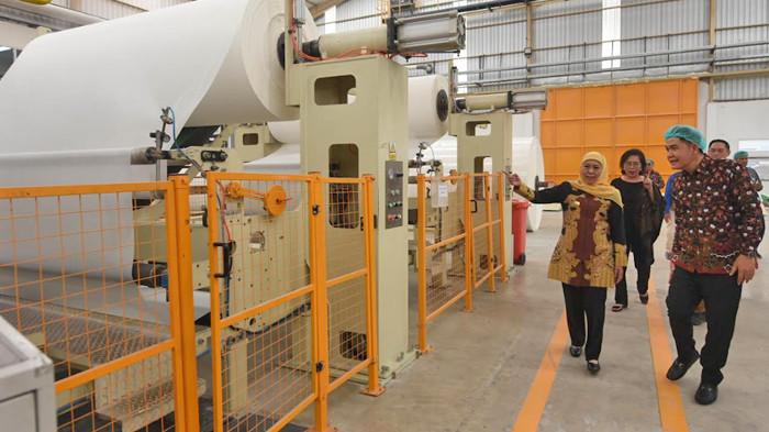 PABRIK BARU - Gubernur Jatim, Khofifah Indar Parawansa saat melihat fasilitas pabrik baru PT Sun Paper Source di Desa Kembangsri, Kecamatan Ngoro, Kabupaten Mojokerto, Selasa (7/10/2025). Penambahan bangunan baru unit 2 dapat membuka 1.000 lowongan kerja dan meningkatkan produksi dari sekitar 150 ribu ton menjadi 250 ribu ton per/tahun.
