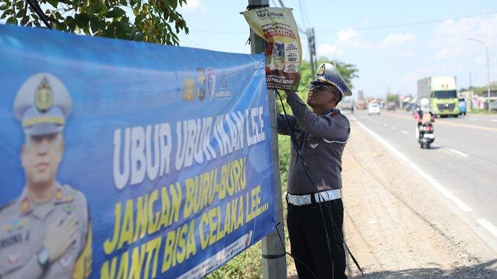 Satlantas Pasang Imbauan Bahaya Menyalip Sebelah Kiri  di Jalan Raya Duduksampeyan Gresik