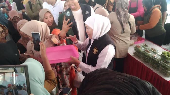 Harga Subsidi, Pasar Murah Gubernur Khofifah di Desa Trigonco Situbondo Diserbu Warga