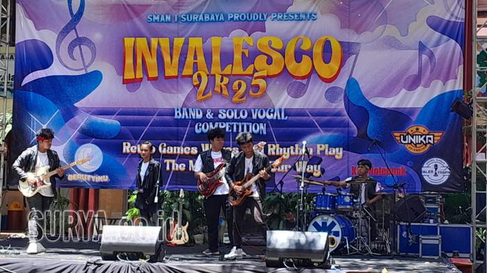 PENAMPILAN BAND Retro Games, Waves and Rhythm Play.