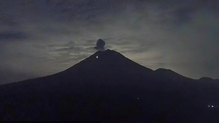 Gunung Semeru Erupsi di Lumajang, Luncurkan Lava Pijar hingga 2000 Meter: Status Waspada