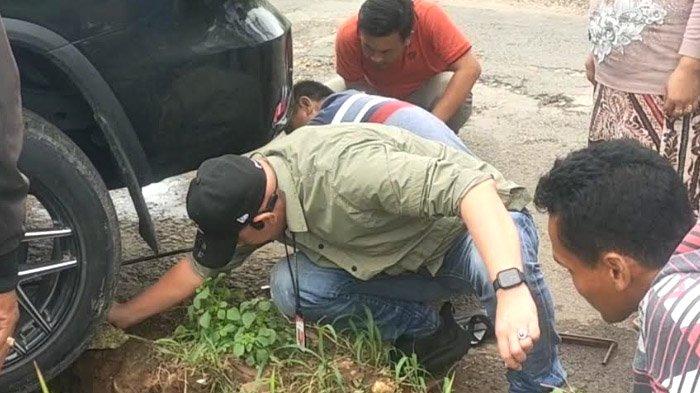 Kagetkan Warga Saat Bantu Mobil Terperosok, PJ Bupati Bangkalan Dicurhati Tentang Kerusakan Jalan