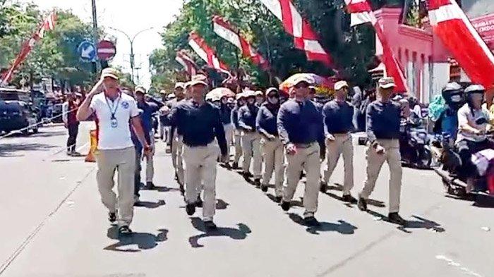 Tak Hanya Lepas Peserta Lomba HUT RI, PJ Bupati-Pejabat Bangkalan Juga Berpanasan Gerak Jalan 10 KM