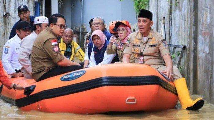 Berlayar di Lautan Banjir Bangkalan, PJ Gubernur Jatim Prioritaskan Para Lansia, Bantu 1000 KG Beras