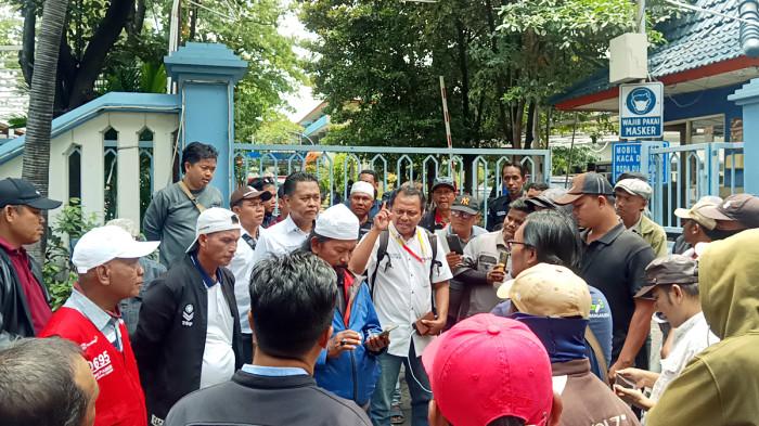 PROTES TIPIRING JUKIR - Sejumlah juru parkir (jukir) yang tergabung dalam Paguyuban Juru Parkir (PJS) Surabaya mendatangi kantor Dinas Perhubungan (Dishub) Kota Surabaya, Jawa Timur, Jumat (30/1/2026). PJS meminta klarifikasi terkait maraknya pelaksanaan tindak pidana ringan (tipiring) oleh Polrestabes Surabaya sebulan terakhir.