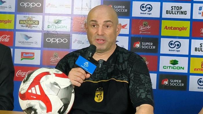 PERINGATAN KERAS - Pelatih Persebaya, Bernardo Tavares saat jumpa pers di Stadion Gelora Bung Tomo, Surabaya, Jawa Timur, Rabu (11/2/2026). Ia memberikan peringatan keras agar timnya tidak meremehkan Bhayangkara FC dalam laga pekan ke-21 Super League 2025/2026 di Stadion Gelora Bung Tomo (GBT) pada Sabtu (14/2/2026).