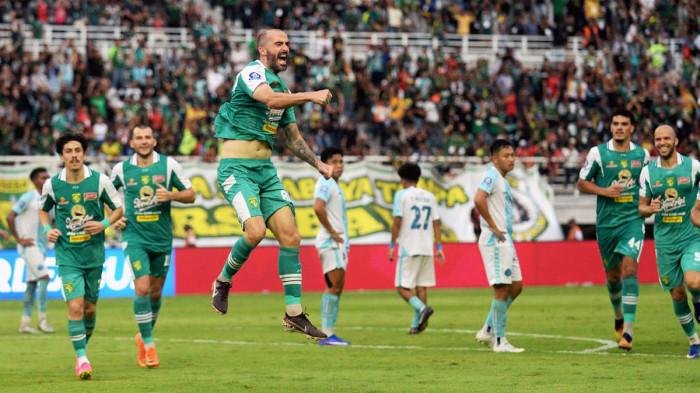 SELEBRASI - Pencetak gol Persebaya Surabaya, Milos Raickovic melakukan selebrasi usai mencetak gol pembuka ke gawang PSBS Biak  pada pertandingan yang berlangsung di Gelora Bung Tomo (GBT) Surabaya, Sabtu (2/5/2026). Pada Pertandingan Super League pekan ke #31 ini, Bajul Ijo berhasil mengungguli tim tamu PSBS Biak dengan skor akhir 4-0.