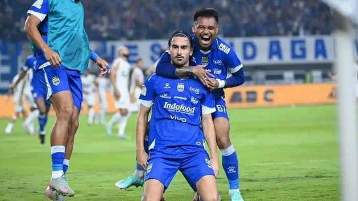 MENANG - Penyerang Persib Bandung, Andrew Jung, beserta Saddil Ramdani merayakan gol saat menghadapi Dewa United pada laga Persib vs Dewa United di Stadion Gelora Bandung Lautan Api, Jumat (21/11/2025).(KOMPAS.com/Adil Nursalam)