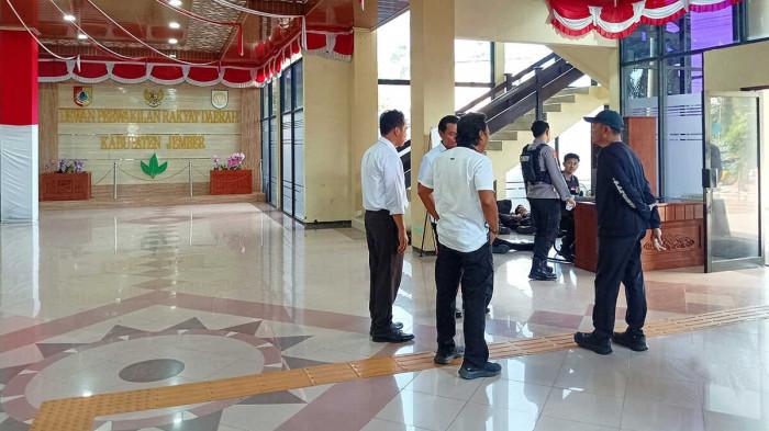 PENGAMANAN - Personel Polisi berjaga di gedung DPRD Kabupaten Jember, Jawa Timur, siap mengamankan aksi mahasiswa, Senin (15/6/2026). DPRD Jember menunda rapat paripurna penyampaian nota penjelasan bupati terkait enam Raperda, karena ada aksi demo mahasiswa.