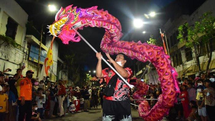 Jelang Imlek, Ada Pertunjukan Barongsai hingga Wayang Potehi di Alun-alun Surabaya