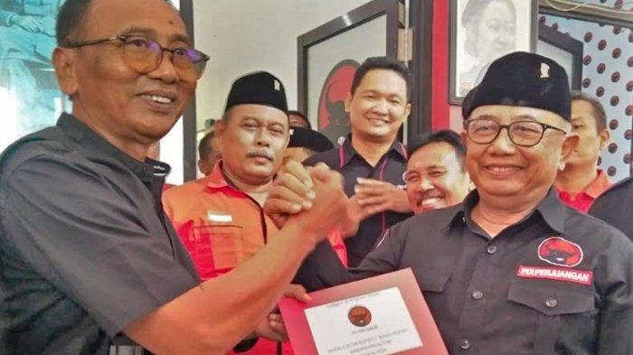 Relawan Eks Bupati Rijanto Ambilkan Formulir Bakal Calon Kepala Daerah Pilkada Blitar 2024 di PDIP