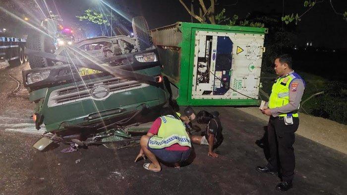 KRONOLOGI Truk Trailer Oleng di Jalan Raya Duduksampeyan Kabupaten Gresik