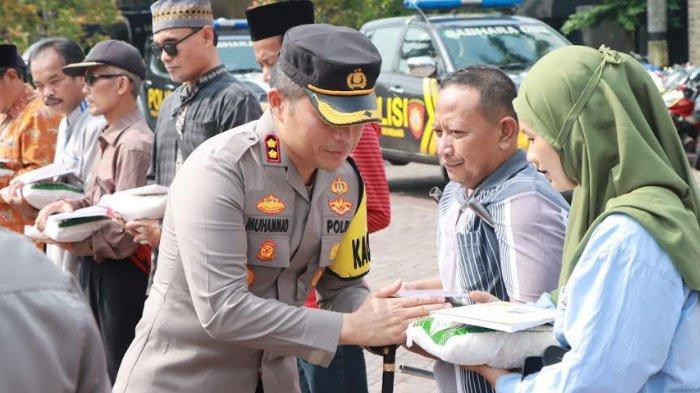 Kapolres Nganjuk, AKBP Muhammad menyerahkan langsung zakat fitrah dari anggota dan keluarga Polres Nganjuk ke perwakilan warga kurang mampu dan penyandang disabilitas.