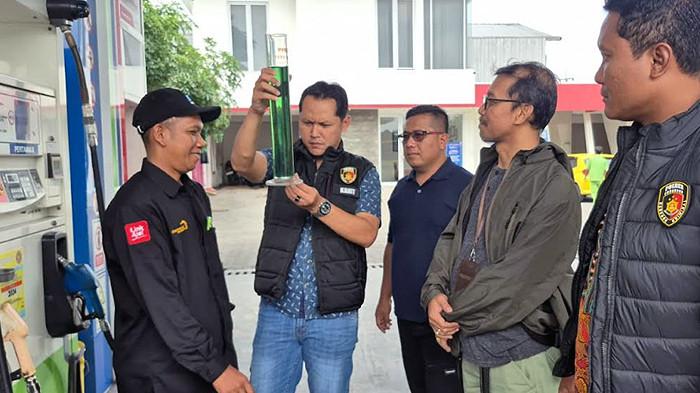 CEK KUALITAS BBM - Polres Ponorogo dan Pemkab Ponorogo saat cek kualitas BBM jenis Pertalite di SPBU Jalan Trunojoyo, Kelurahan Tambakbayan, Kecamatan/Kabupaten Ponorogo, Jawa Timur, Jumat (31/10/2025. Pengecekan dilakukan untuk antisipasi apakah ada Pertalite bercampur air.