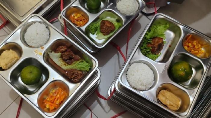 KRITERIA BARU MBG - Foto ilustrasi menu Makan Bergizi Gratis (MBG) yang kembali diterima SMAN 1 Kedungwaru Kabupaten Tulungagung, Jawa Timur para Rabu (15/10/2025). Prabowo ingin MBG difokuskan untuk anak kurang gizi.