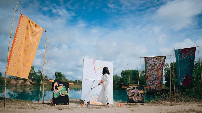 Priska Yeniriatno, Pencipta Ruang Kedua bagi Perempuan dan Anak Muda, dari Singkawang, ia meninggalkan karier untuk membangun rumah batik. Modal awalnya sederhana, tabungan dan keberanian. Kini ia mengelola tiga kampung wisata batik, memberdayakan ibu rumah tangga, hingga pemuda putus sekolah.