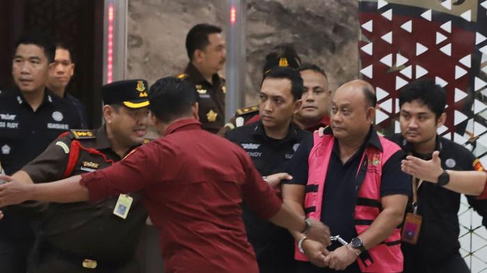 MODUS - Pengadaan 21.801 motor listrik senilai Rp1 triliun di BGN kini berujung kasus korupsi. Eks Kepala BGN Dadan Hindayana yang sebelumnya menyebut harga motor dibeli di bawah harga pasar, kini ditetapkan sebagai tersangka bersama dua mantan pejabat lainnya.
