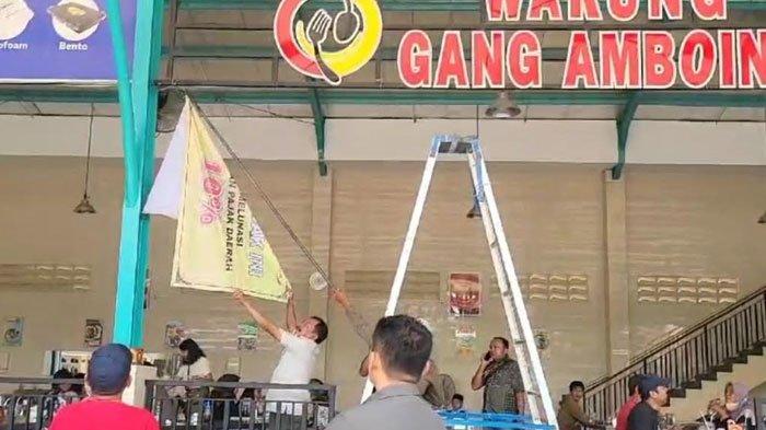 Pertama Warung Gang Amboina Bangkalan Turunkan Banner Tak Patuh Pajak, Tapping Box Terkoneksi ke KPK
