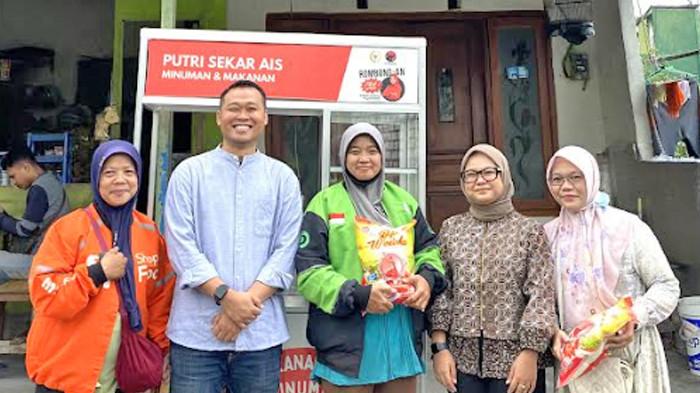 Anggota Fraksi PDIP DPR RI Nila Yani Salurkan Bantuan Rombong Gratis ke Driver Ojol Wanita di Gresik