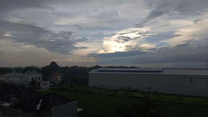 CUACA SURABAYA - Foto ilustrasi berawan. Simak Ramalan Cuaca Surabaya Hari Ini Jumat 28 November 2025. Dominan Berawan, Hujan saat Sore Hari.