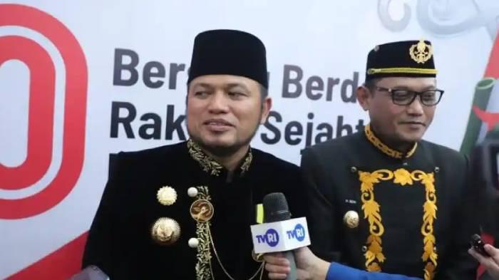 POLEMIK MOBIL DINAS - Gubernur Kaltim Rudy Mas'ud ditemui usai upacara peringatan Hari Ulang Tahun ke-80 Kemerdekaan Republik Indonesia di Gelanggang Olahraga Kadrie Oening, Samarinda, Minggu (17/8/2025). Rudy baru-baru ini memberikan tanggapan santai terkait polemik mobil dinas senilai Rp 8,5 miliar.