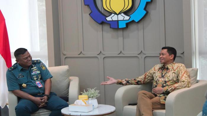 Rektor ITS Prof Dr (HC) Ir Bambang Pramujati Sekretaris AAL Laksma TNI Dr Asep Iwa Soemantri