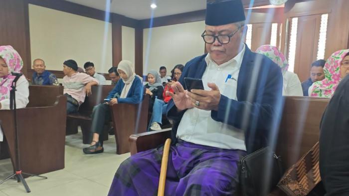 PENGGUGAT GIBRAN - Penggugat Subhan Palal di ruang persidangan PN Jakarta Pusat, pada Senin (8/9/2025). Jika dikabulkan, Uangnya Dipakai Buat Apa?