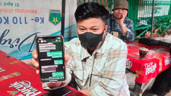 KLARIFIKASI - Rey, suami siri dari Intan Anggraeni, pengantin nikah siri yang viral di Malang saat memberikan klarifikasi soal dirinya kepada awak media pada Kamis (9/4/2026). Rey mengatakan sudah membuat laporan balik ke Polres Batu