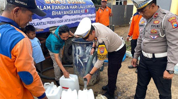 Kemarau Panjang, Satlantas Polres Probolinggo Salurkan Air Bersih ke Desa Terdampak Kekeringan