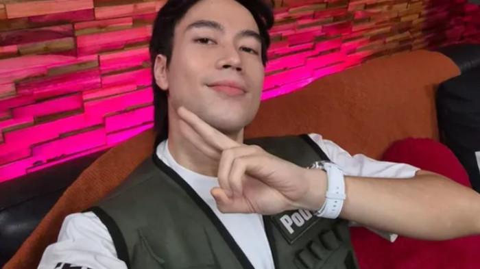 SAKIT - Foto Vidi Aldiano di studio podcast Close the Door milik Deddy Corbuzier