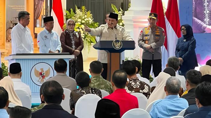 SURAT - Presiden RI Prabowo Subianto saat memberikan sambutan dalam peresmian Museum Ibu Marsinah dan Rumah Singgah di Desa Nglundo, Kecamatan Sukomoro, Kabupaten Nganjuk, Jawa Timur, Sabtu (16/5/2026). Saat kunjungan ke Nganjuk, Prabowo juga membaca surat yang ditulis seorang siswa SD di Sidoarjo bernama Marfen.