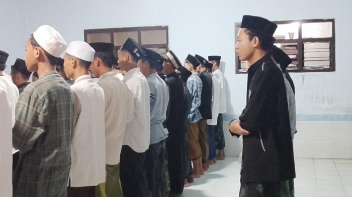 TARAWIH LEBIH AWAL- Pelaksanaan salat tarawih di masjid Ponpes Mahfilud Duror Desa Suger Kidul Kecamatan Jelbuk Jember, Jawa Timur, Senin malam (16/2/2026) Mereka melaksanan ibadah puasa lebih awal.