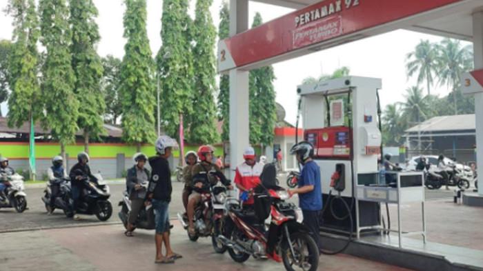 TELAH TERSEDIA - Suasana SPBU di wilayah Bondowoso yang telah menyediakan Pertamax setelah sebelumnya sempat dikeluhkan oleh masyarakat. Pertamina Patra Niaga telah melaksanakan build up stock untuk memastikan ketersediaan BBM mencukupi.