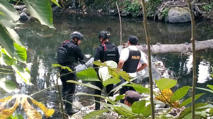 Tim Jibom Brimob Polda Jatim Kembali Berupaya Evakuasi Benda dIduga Bom ...