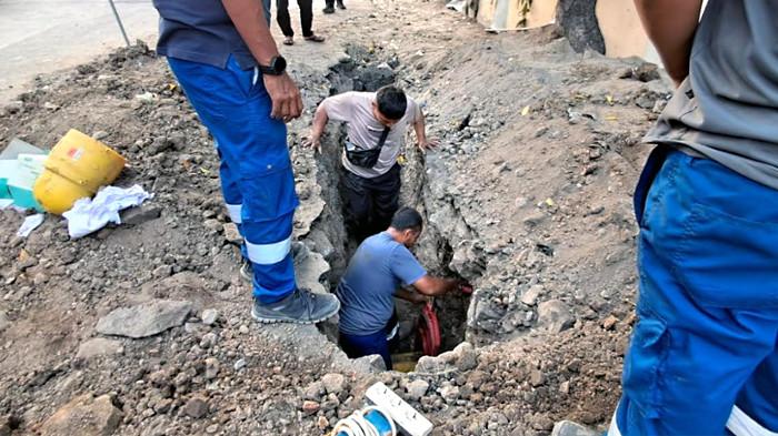 SEMBURAN AIR BERHENTI - Semburan air berbau gas yang sempat menghebohkan warga di kawasan Sungai Rungkut Tengah, Gununganyar, Kota Surabaya, Jawa Timur, akhirnya berhenti setelah tim dari Perusahaan Gas Negara (PGN) melakukan penutupan pipa di sisi utara sungai pada Jumat (17/10/2025) sore.