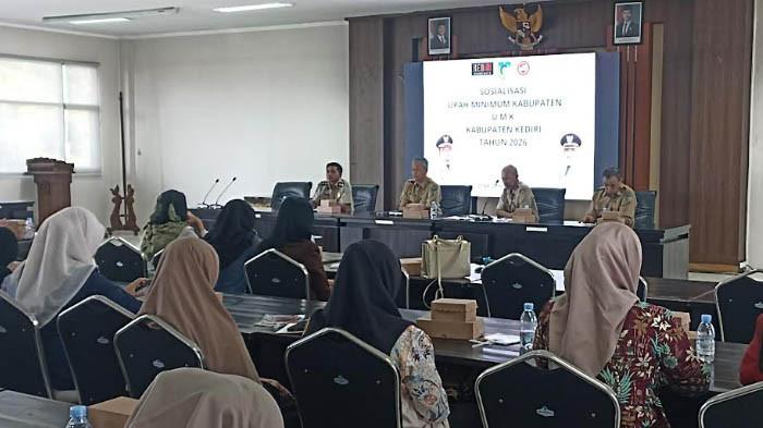 SISTEM PENGAWASAN - Sosialisasi UMK Kabupaten Kediri yang digelar Dinas Tenaga Kerja (Disnaker) Kabupaten Kediri di Ruang Tego Wangi, Kompleks Pemkab Kediri, Senin (29/12/2025) lalu. Disnaker akan memperketat pengawasan dalam penerapan UMK sesuai database perusahaan.