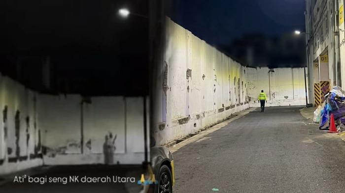 ISU POCONG BAWA PARANG - Tangkapan layar konten di media sosial yang menunjukkan foto pocong membawa parang disebut-sebut muncul di kawasan Jalan Kalisosok Kidul, Kecamatan Krembangan, Surabaya, yang belakangan viral. Anggota Polsek Bubutan Polrestabes Surabaya memeriksa kondisi Jalan Kalisosok Kidul pada Jumat (29/5/2026) malam.