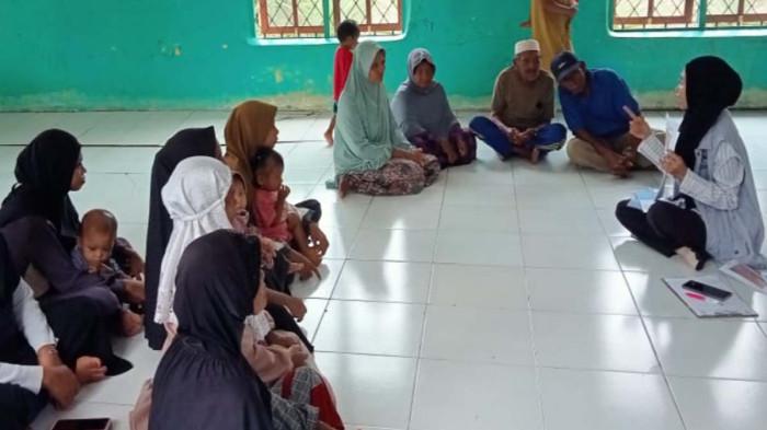 SOSIALISASI - Wa Ode Dewi Hidayati Perawat Lulusan Magister Unair Surabaya sedang memberikan sosialisasi kepada masyarakat di Waesama Kabupaten Buru Selatan Provinsi Maluku.