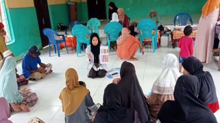 SOSIALISASI - Wa Ode Dewi Hidayati Perawat Lulusan Magister Unair Surabaya sedang memberikan sosialisasi kepada masyarakat di Waesama Kabupaten Buru Selatan, Provinsi Maluku.