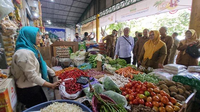 Usai Sidak Pasar, Wabup Aminatun Habibah Sebut Harga Bahan Pokok di Gresik Relatif Stabil