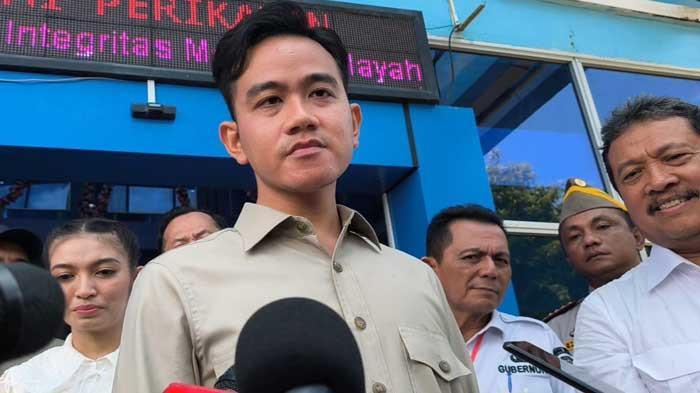 TINJAU LOKASI - Potret Wakil Presiden (Wapres) RI Gibran Rakabuming Raka saat meninjau lokasi-lokasi terdampak bencana di Sumatera, Kamis (4/12/2025) mencuri perhatian publik. Gibran tidak mengganti sepatunya seperti kebanyakan pejabat lain.